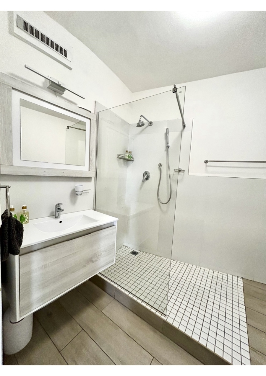2 Bedroom Property for Sale in Vredehoek Western Cape